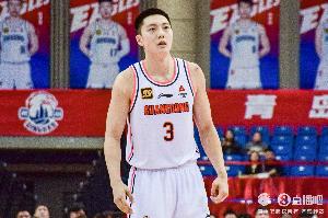 难救主！胡明轩常规赛场均14.2分4.1助 季后赛场均15.7分4.7助