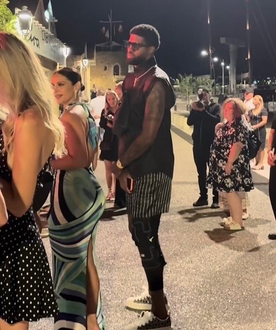 👀乔治戴护膝夜店排队&amp;左膝手术仅26天 美媒：祝他早日康复