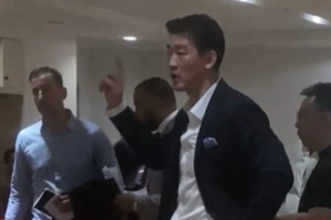 王博更衣室激情演讲：今天这场比赛非常非常难 但我们做到了